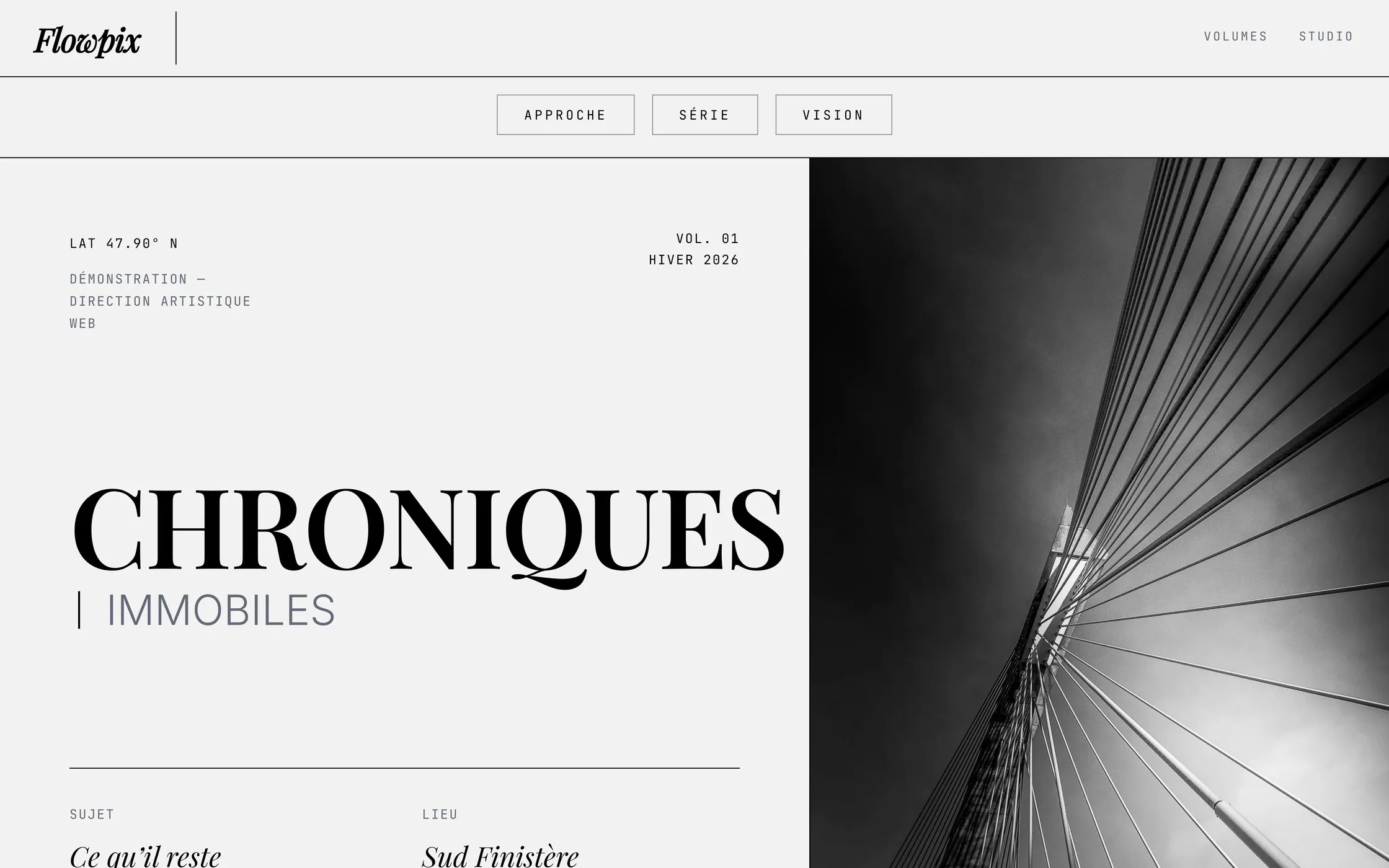 Page d'accueil du site Flowpix : revue « Chroniques immobiles », photographie en noir et blanc d'un pont du Sud Finistère